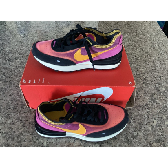 Nike Women’s Nike Waffle One Size 5.5 Color: Fuchsia / Gold - Picture 4 of 11